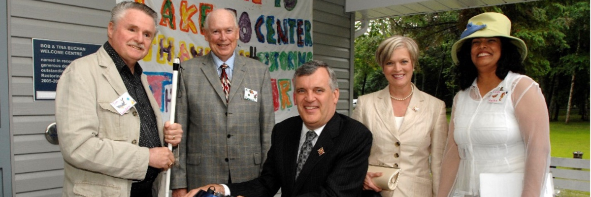 L’honorable David Onley se joint à l’ancien président d’INCA, Jim Sanders, à l’ancien président du conseil d’administration d’INCA, Al Jaimeson, et à d’autres membres du personnel d’INCA pour un événement au camp Lake Joe à Muskoka, en Ontario.