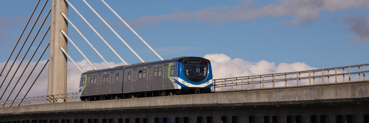 Un aérotrain traversant un pont dans le ciel bleu de Vancouver