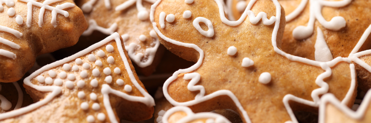 Une pile de biscuits en pain d'épices décorés avec du glaçage blanc.