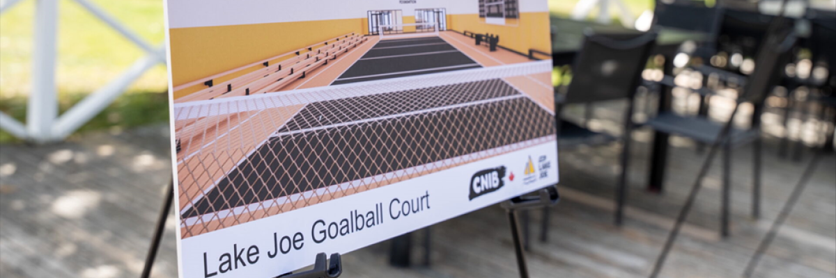 Représentation artistique du nouveau terrain de goalball du Camp Lake Joe d’INCA présentée sur un chevalet sur la terrasse du Camp Lake Joe d’INCA.