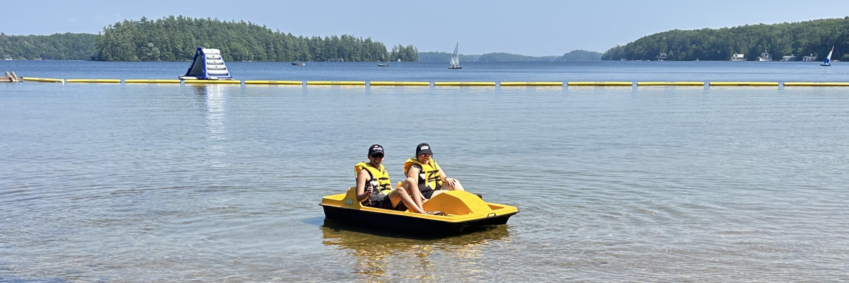 Anthony et Najla font du kayak au bord du lac