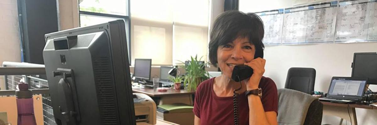 Lisa répond aux questions et donne de l’information au téléphone.