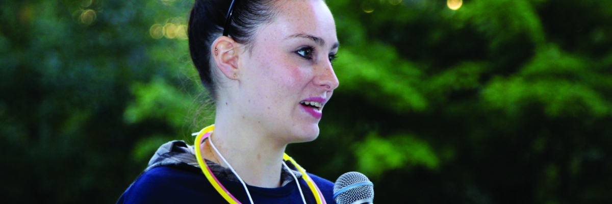 Une jeune femme parlant au micro