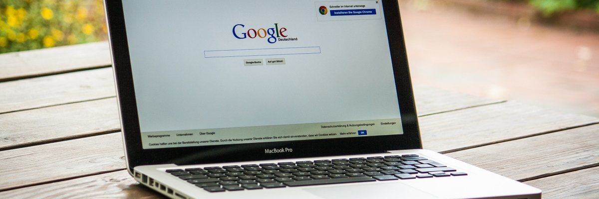 Ordinateur posé sur une table à l'extérieur avec page de recherche Google