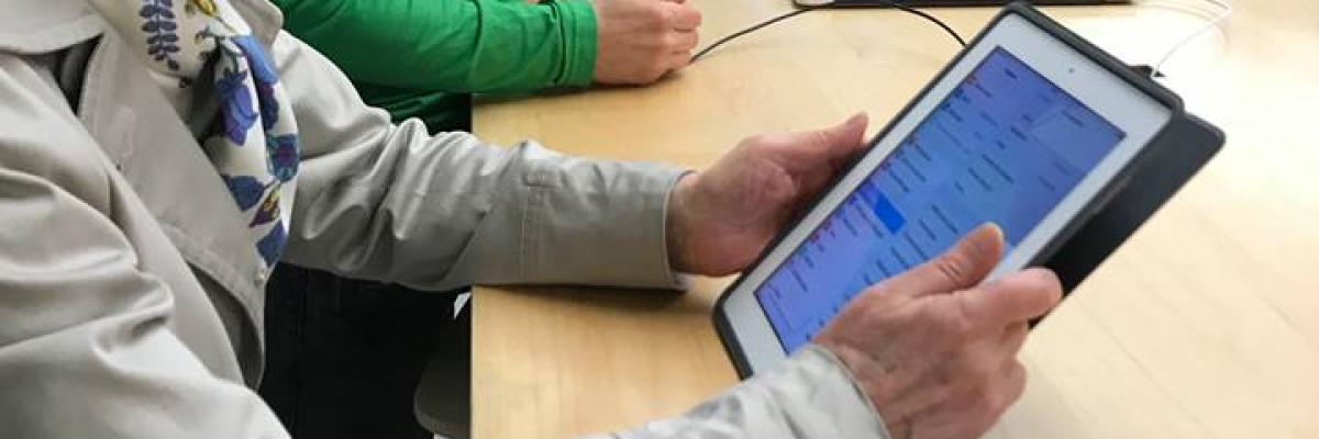 une femme sur sa tablette