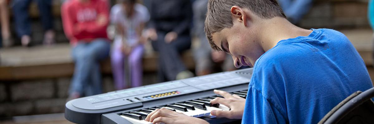 Adolescent, à, perte de vue, jouer, clavier, pour, public, à, exposition talent