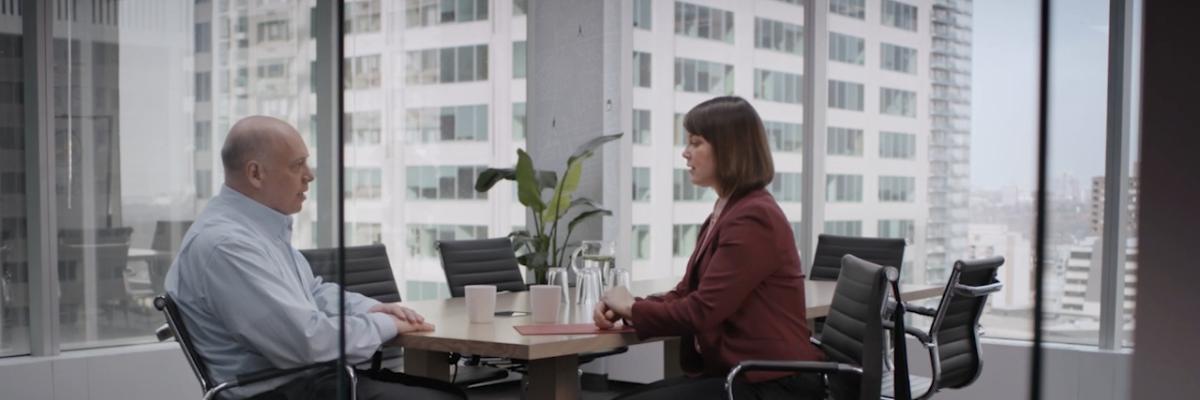 un homme et une femme a une table dans un bureau 