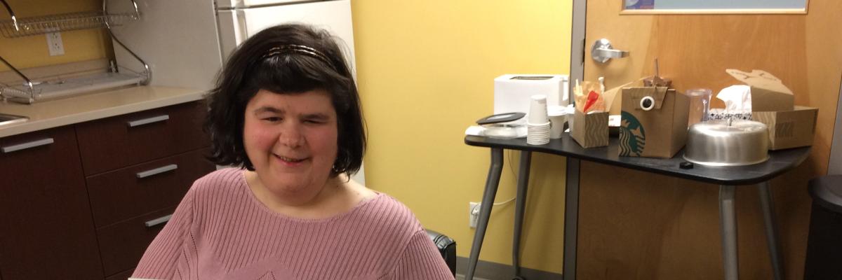Julie Morneault assise pour le déjeuner avec son chien guide Oreo