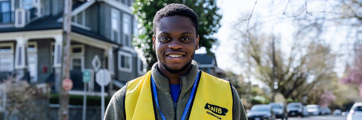 Une levée de fonds souriante et conviviale pour INCA dans une rue de quartier.