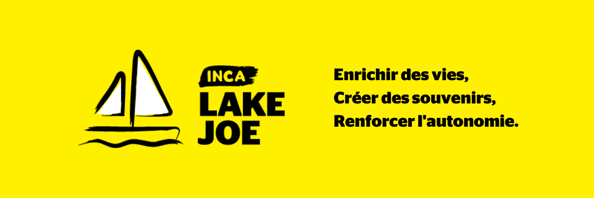 Logo du Lake Joseph Centre d'INCA avec une illustration de voilier à voiles jaunes. Text:  INCA Lake Joe. Enrichir des vies. Créer des souvenirs. Renforcer l'autonomie.