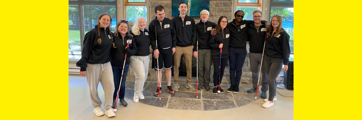 Certains membres du Conseil national des jeunes au camp Lake Joe d'INCA. Le groupe pose pour une photo dans le salon, debout devant une fenêtre. De gauche à droite : Taylor, Alicia, Oceanne, Rilind, Caleb, Caelin, Abby, Eitel, Will et Emilee.