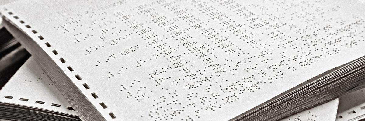 Piles de papiers avec du braille imprimé.