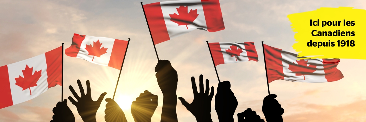 Plusieurs silhouettes de mains brandissent de petits drapeaux canadiens dans le soleil couchant. Les mots « Ici pour les Canadiens depuis 1918 » apparaissent dans le coin de l'image.