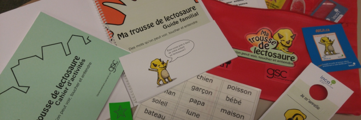 Aperçu du contenu de la trousse: un cahier d'activité, un guide familial, des étiquettes de mots, une petite mallette en tissus rouge et plus encore.