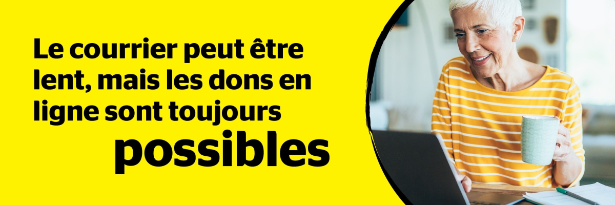Les mots « Le courrier peut être lent, mais les dons en ligne sont toujours possibles » apparaissent à côté d'une image représentant une personne aux cheveux blancs courts qui utilise un ordinateur portable et tient une tasse de café.