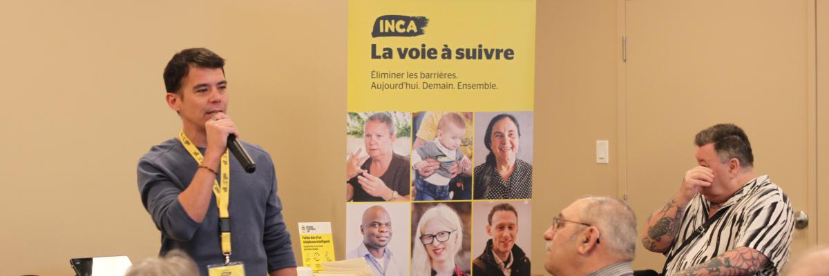 David Trudel, le micro à la main, anime une conférence.