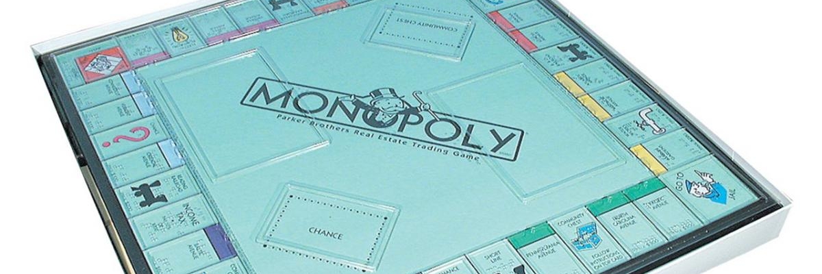 Planche de Monopoly adapté avec du relief et du braille.