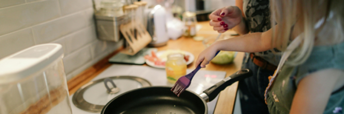 Deux jeunes femmes cuisinent