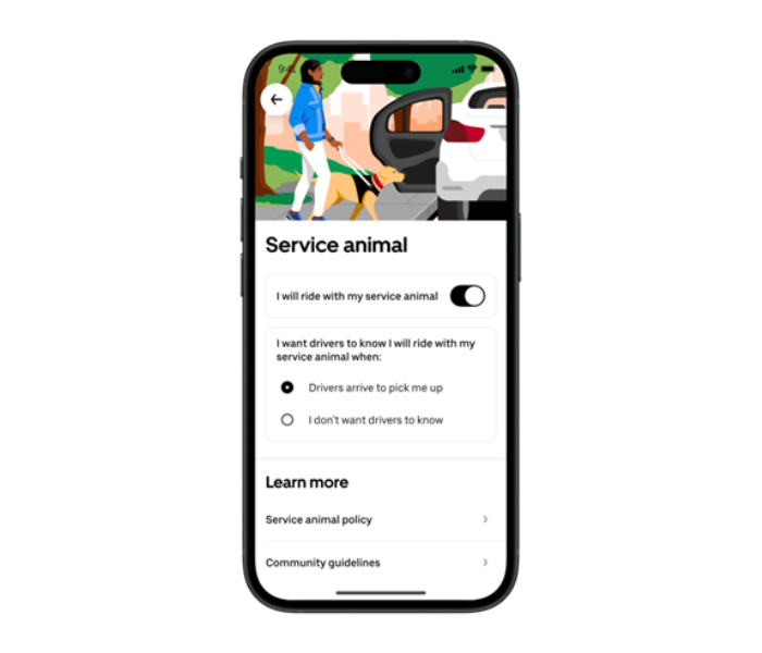 Un téléphone intelligent affiche l'option « Service animal » activée dans l'application Uber. L'écran montre une image de personne marchant avec un chien d'assistance vers une voiture. Le bouton « Je voyagerai avec mon animal d'assistance » est activé. L'option permettant d'aviser les chauffeurs de leur arrivée est sélectionnée, avec des liens vers la politique relative aux animaux d'assistance et les directives communautaires.