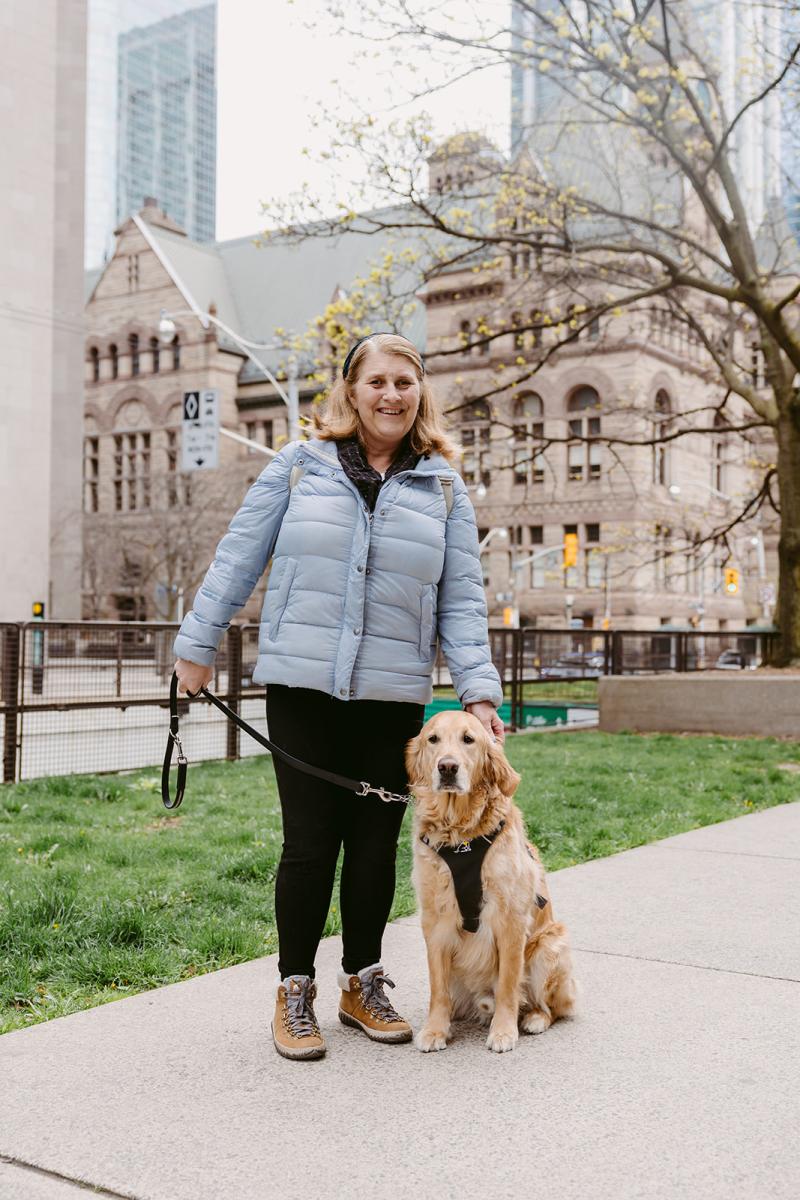 Lindsay debout avec son chien guide Charles