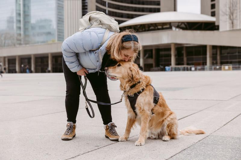 Lindsay se penchant pour embrasser le sommet de la tête de Charles.