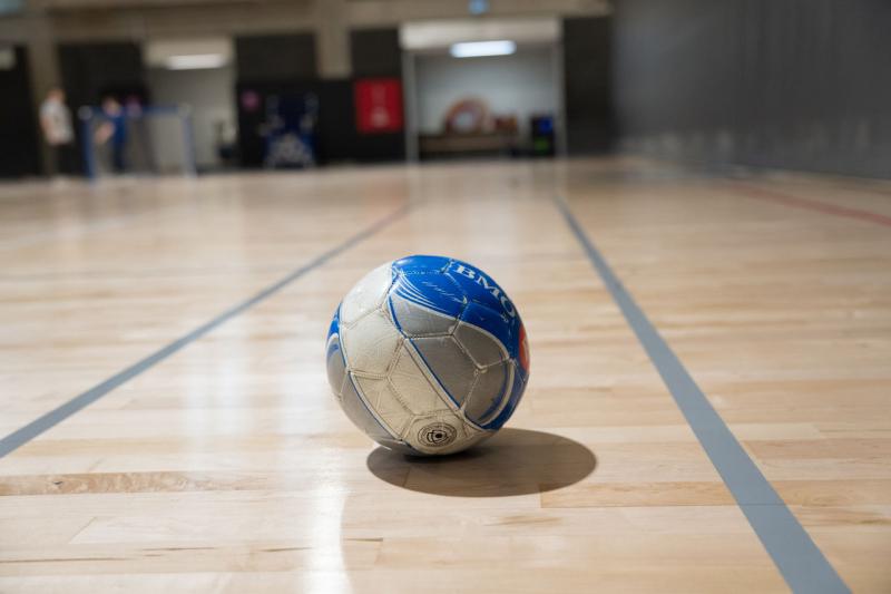 Un ballon de soccer adapté à la pratique en salle.