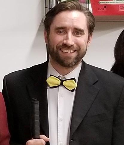 David avec un nœud papillon aux couleurs d'INCA : noir et jaune.