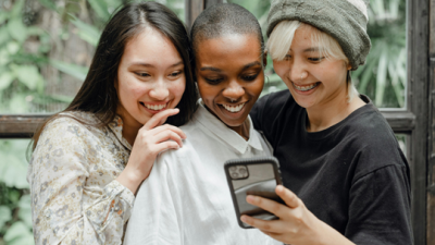 Trois jeunes femmes sur un téléphone cellulaire