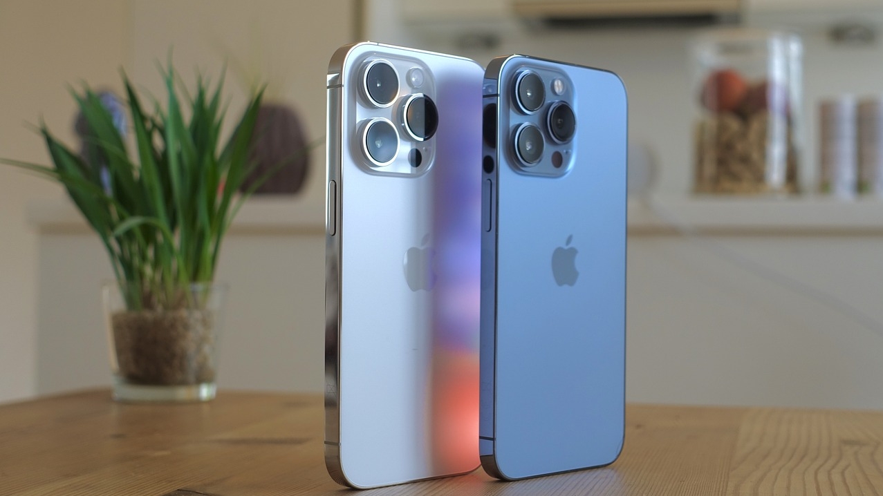 Les deux derniers iPhone, un en bleu et un en gris
