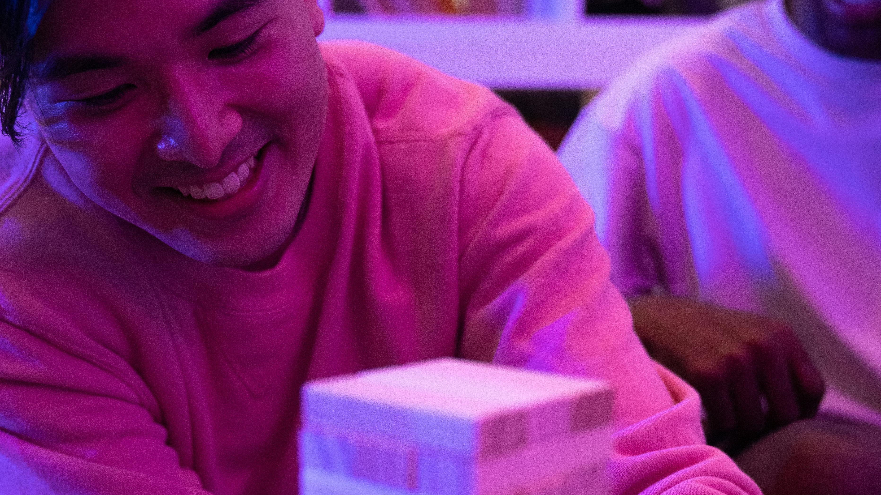 Un jeune homme qui joue aux jeux avec ses amis.
