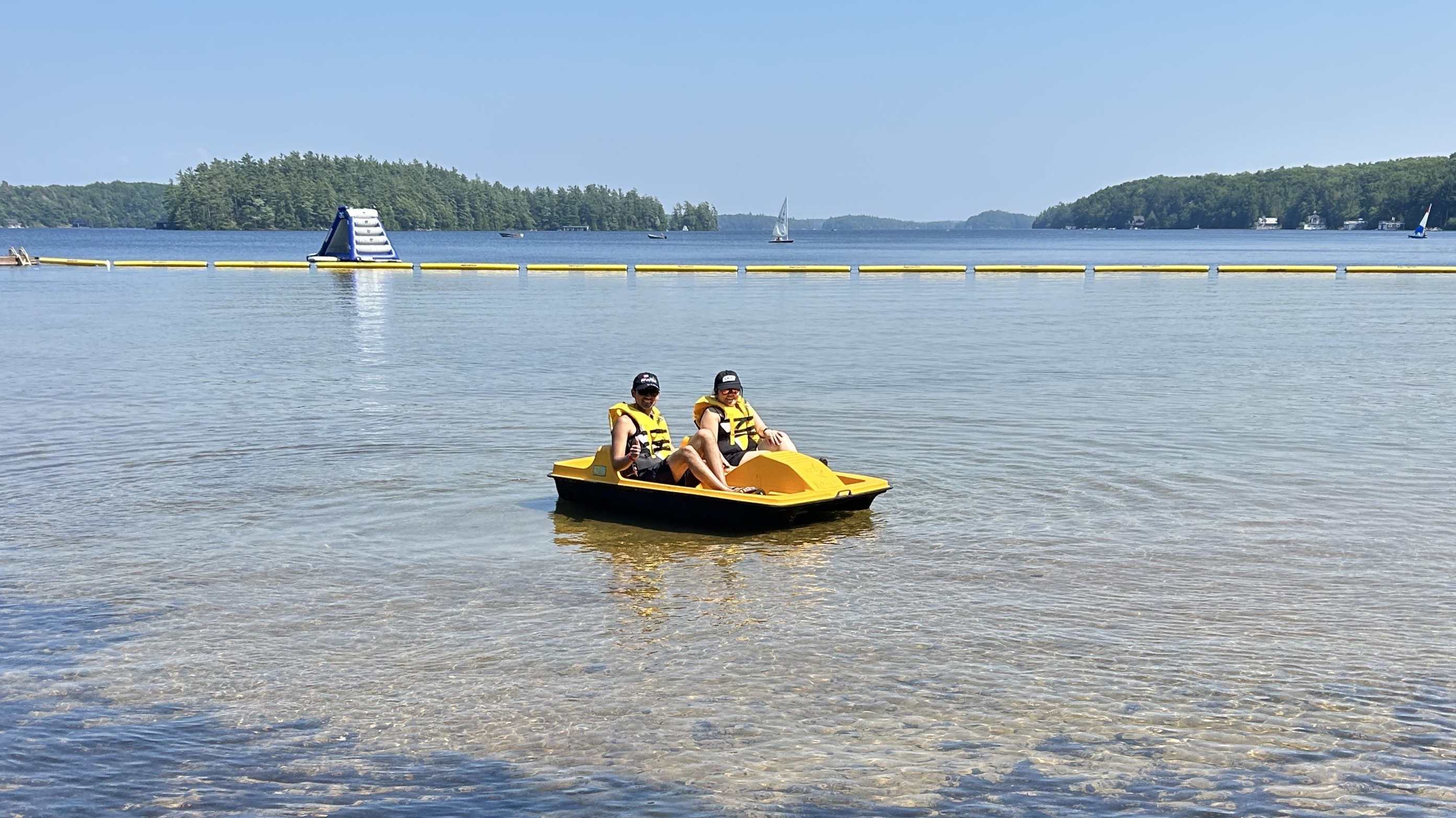 Anthony et Najla font du kayak au bord du lac