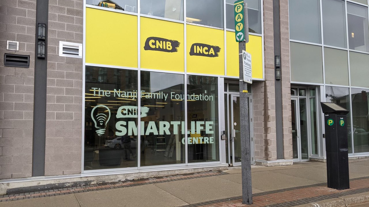 L'extérieur du nouveau hub communautaire et le centre SmartLife d'INCA de la Fondation de la famille Nanji à Barrie, en Ontario.