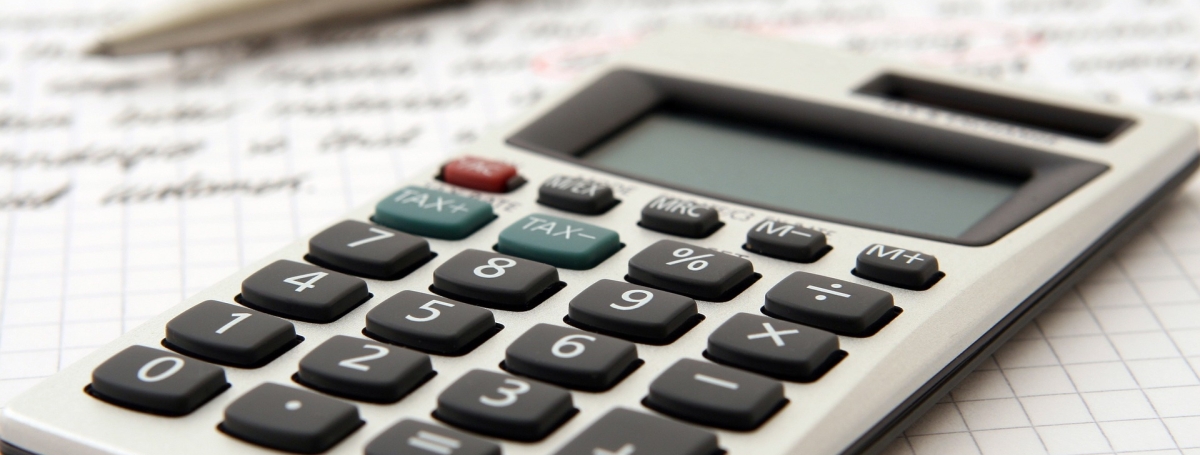 Plan rapproché d'une calculatrice déposée sur une feuille de calculs