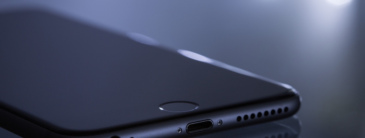 Iphone couché sur fond noir avec lumière