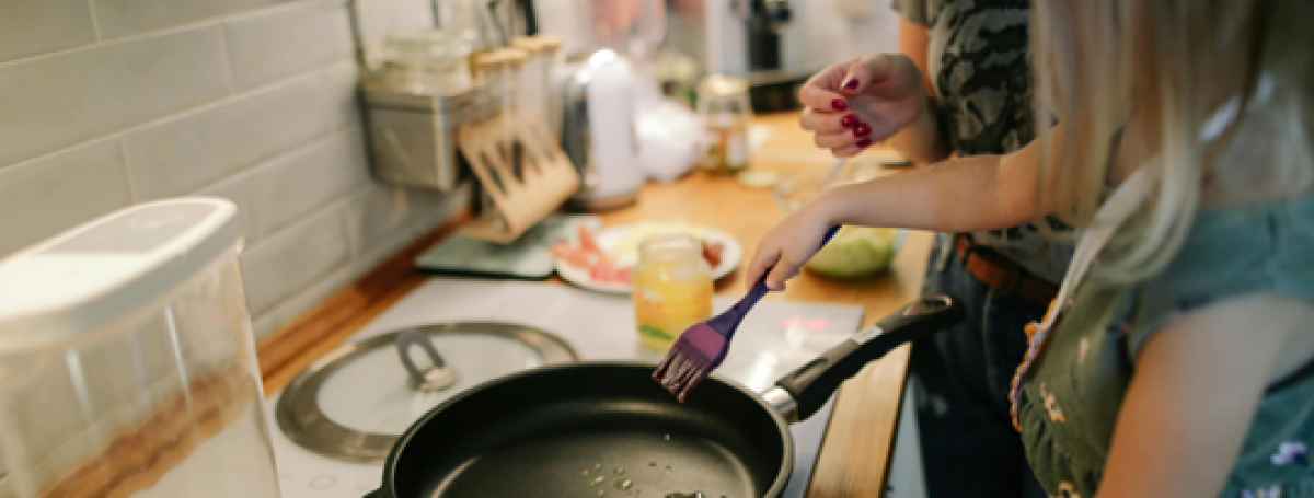 Deux jeunes femmes cuisinent