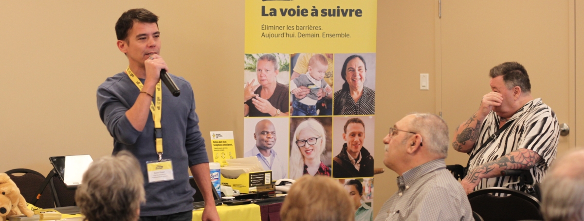 David Trudel, le micro à la main, qui anime une conférence