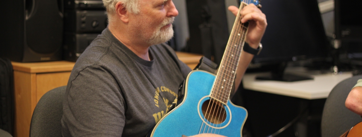 Un participant joue à la guitare.
