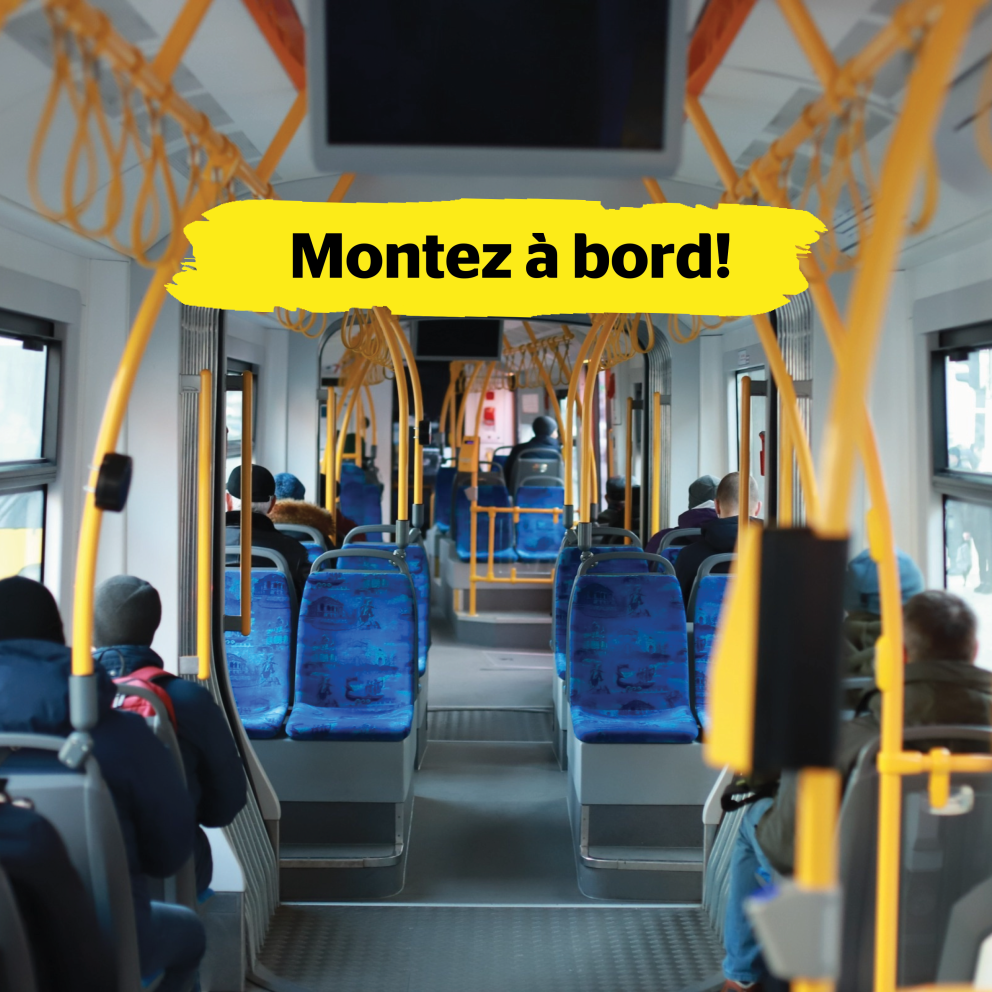 L’intérieur d’un autobus urbain avec des passagers assis. L’image est prise de l’arrière de l’autobus. Au centre de l’image, le texte suivant est superposé à l’aide d’un coup de pinceau : Montez à bord!