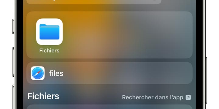 Écran d'un téléphone portable avec l'application Fichiers dans la barre de recherche.
