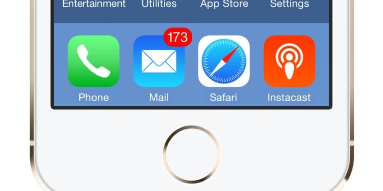 Un téléphone cellulaire avec des appplications au bas de l'écran. L'application mail a des notifications.