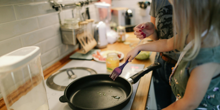 Deux jeunes femmes cuisinent