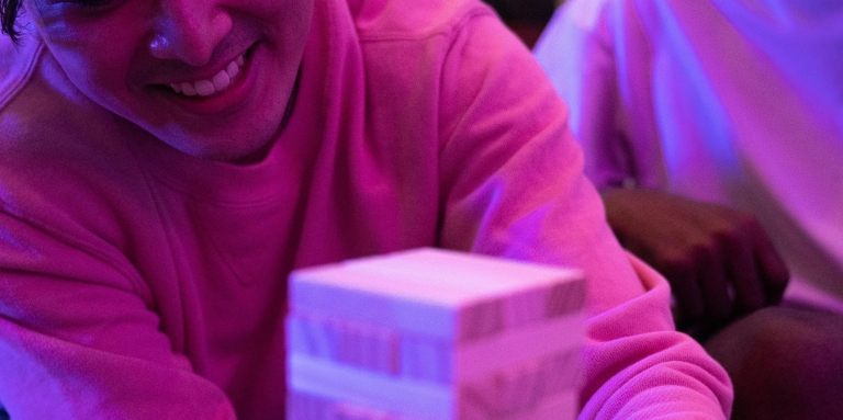 Un jeune homme qui joue aux jeux avec ses amis.