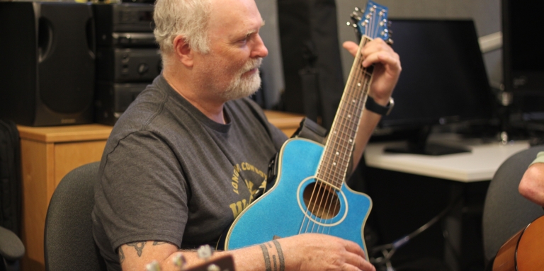 Un participant joue à la guitare.