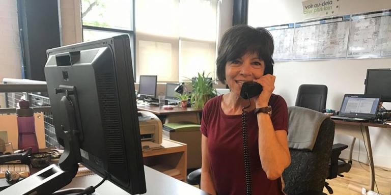 Lisa répond aux questions et donne de l’information au téléphone.