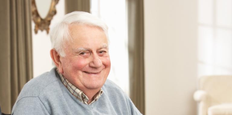 Homme d’un certain âge souriant à la caméra