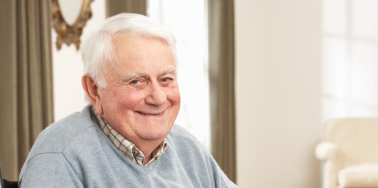 Homme d’un certain âge souriant à la caméra
