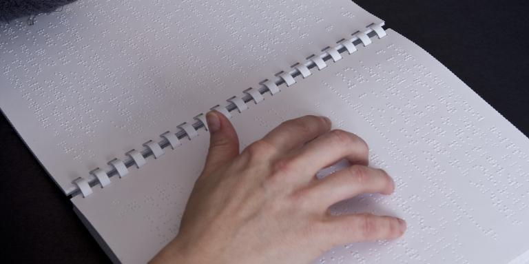 un homme lit le braille