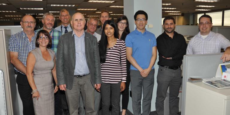 James avec son équipe de travail