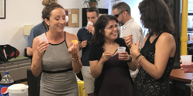 Groupe de personnes qui socialisent verre et croustilles à la main
