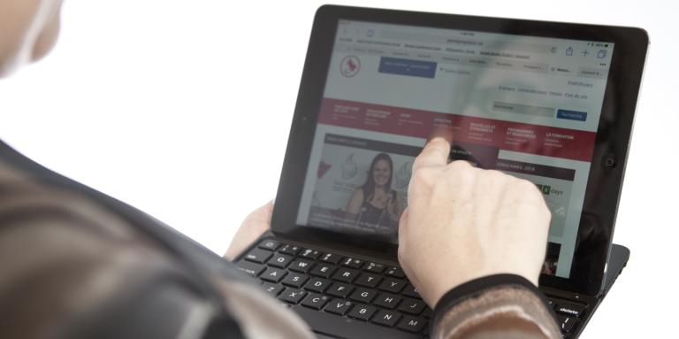 un coup sur l'épaule d'un client tapotant un iPad.